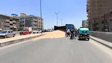 انقلاب سيارة محملة بالقمح أعلى كوبري الشارع الجديد بشبرا الخيمة 