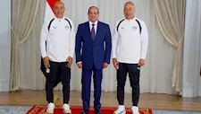 الرئيس السيسي يتوسط صورة تذكارية مع التوأم حسام وإبراهيم حسن