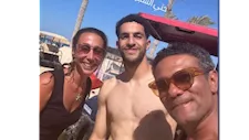 آسر ياسين مع مصطفى شوبير ويعلق بطريقة كوميدية: "حتى الشجر واقف له عارضة"