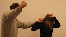"40 سنة زواج انتهى بطلاق غيابي".. حكاية سيدة تحملت العنف والديون من أجل أبنائها