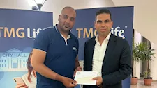 تنفيذا لوعده.. هشام طلعت مصطفى يُسلّم عامل الدليفري مكافأة 100 ألف جنيه