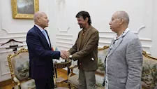 صور.. محافظ القاهرة يكرم صاحب مبادرة تجميل شوارع حلوان