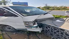 انقلاب ميكروباص تابع لشركة معدات صينية بطريق الواحات