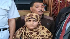 دموع ونظرات صامتة.. كواليس لقاء المتهمة ووالدة "عروس بورسعيد" داخل المحكمة
