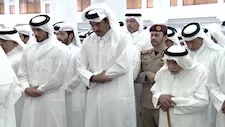 أمير قطر يتقدم المصلين في صلاة الجنازة على الشيخ حمد بن خليفة آل ثاني.. فيديو