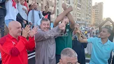 "لا للعنصرية".. أسرة اللاعب محمود صابر تستقبله بلافتة تضامنية في كفر الشيخ (صور)
