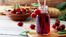  ماذا يحدث لجسمك عند شرب عصير الكرز؟