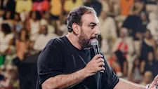 بالصور.. حسام حسني يحيي حفلا غنائيا على المسرح الروماني