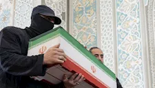 هل هو المرشد الجديد؟.. كشف هوية الرجل المقنع في جنازة علي خامنئي