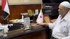 اصطحبه بنفسه وحل مشكلته.. محافظ سوهاج يستجيب لمواطن استوقفه بالشارع
