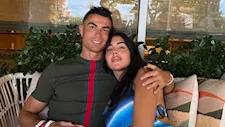 بالصور.. جورجينا تستمتع بعطلتها الصيفية بصحبة عائلتها