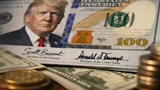 ترامب: أتشرف بوضع توقيعي على ورقة الـ100 دولار.. ولم أسعى وراء هذا التكريم
