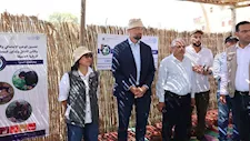 سفير النرويج يجلس على الحصير للاستماع لنساء المنيا ويبحث إطلاق "وادي الطاقة" -صور