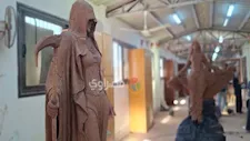 بالطين الأسواني.. طالبات فنون جميلة أسيوط يجسدن الأساطير والصراعات النفسية بمشاريع التخرج -فيديو 
