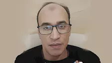 عازف الأورج أحمد شاكر يكشف كواليس فيديو مصطفى كامل: "ابني سألني مين اللي