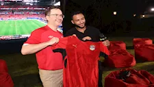قبل انطلاق مباراة إنجلترا.. السفير البريطاني يظهر بقميص منتخب مصر (صور)