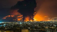 إيران تحت القصف الأمريكي مجددًا.. انفجارات متزامنة تهز عدة مُدن