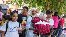 الخالة والدة وكتف وسند.. سيدة بالأقصر تفاجئ ابن أختها بالورود أمام لجان الثانوية العامة- فيديو وصور