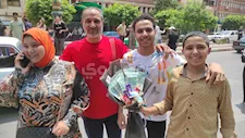 باقات النقود والزغاريد.. أمهات البحيرة يفاجئن الطلاب بـ"هدايا غير تقليدية" في ختام الثانوية -صور