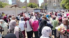 الأمهات تزغرد والآباء ببوكيهات الورد.. أهالي المنيا يمسحون تعب العام أمام لجان الثانوية العامة -صور