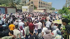 وداعًا يا ثانوية.. كانت أعوامًا بطيئة.. طالبات الدقهلية يودعن الامتحانات بالورود والبلالين -صور