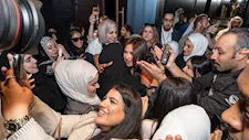 ياسمين عبدالعزيز والسقا يحتفلان بـ"خلي بالك من نفسك" لثاني مرة بالكويت