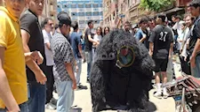 "ورد وغوريلا ومزمار".. مشاهد مبهجة بعد آخر امتحان للثانوية العامة بأسيوط (صور)