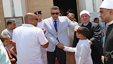 محافظ جنوب سيناء يلتقي المصلين في مسجد السلام بشرم الشيخ: "بابي مفتوح للجميع" 