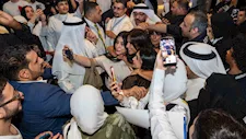 فتاة تطارد العوضي وبكاء معجبة ياسمين عبدالعزيز.. ماذا حدث بعروض الأفلام؟