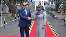السيسي ورئيسة تنزانيا يشهدان توقيع مذكرتي تفاهم في النقل والطاقة