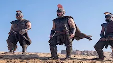 "القدر اختاره".. صورة متداولة لنجم "The Odyssey" يقرأ رواية الفيلم قبل