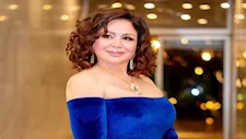 بإطلالة كاجوال.. إلهام شاهين تخطف الأنظار والجمهور: "الناس تكبر وهي تصغر"