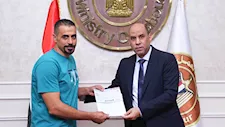 راجعها بنفسه.. وزير العمل يسلم عقود وظائف جديدة لعدد من الشباب