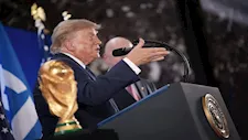 ماذا يحدث عندما يحضر ترامب الأحداث الرياضية الكبرى؟ ولماذا يفعل ذلك؟