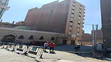 خطر داهم يهدد السكان.. إزالة 7 أدوار من عقار مائل في أسيوط - صور