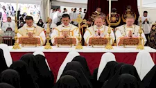 بعد تحدي "البابا".. الفاتيكان يحرم جماعة كاثوليكية ويعتبرها منشقة