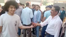 شيكولاتة لامتصاص صدمة "الكيمياء".. لفتة إنسانية من مدير تعليم الواسطى مع