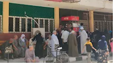 طوابير وعناء تحت الشمس.. أزمة صرف المعاشات تتفاقم في الفيوم