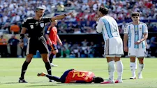 حكم فاسد.. مشجعة أرجنتينية تطلق عريضة لإعادة نهائي كأس العالم 2026