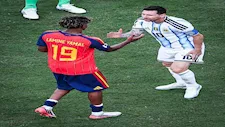 لامين يامال يواسي ميسي بعد تتويج إسبانيا بلقب كأس العالم 2026 (صور)
