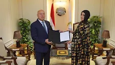 بالصور.. وزير النقل يكرم المواطنة ليلى الأنصاري بعد تصديها لرشق قطار بالحجارة ويمنحها فرصة عمل