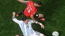 تدخلة على مرموش.. لقطة ملفتة في استقبال لاعب الأرجنتين بعد المونديال