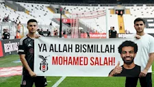 طلاب أتراك يطالبون بشكتاش بالتعاقد مع صلاح خلال حفل تخرجهم