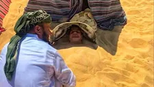 أجسادٌ تُدفن كي تحيا.. كيف تُذيب رمال جبل الدكرور أوجاع المرضى بواحة سيوة؟ -صور