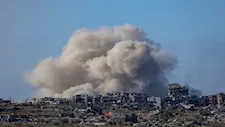 استشهاد فلسطيني وإصابة آخرين في قصف إسرائيلي على خيمة للنازحين وسط غزة