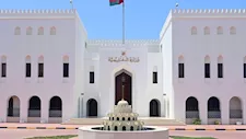 سلطنة عُمان تدعو إلى تجنب التصعيد في البحر الأحمر وحماية حرية الملاحة