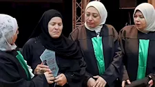 فرحتها مكسورة..  أم تتسلم درع تخرج ابنتها الراحلة وسط دموع زملائها بالشرقية -صور 