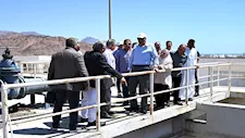 بتقنية حديثة.. محافظ جنوب سيناء يتفقد أعمال تطوير محطة صرف دهب (صور)