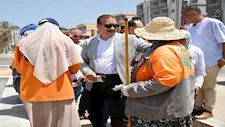 لفتة إنسانية.. محافظ بورسعيد يوزع كوبونات مواد غذائية على عمال النظافة - صور