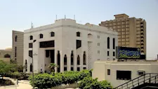 هل يجوز للمرأة كشف شعرها أمام المحارم بالنسب والمصاهرة والرضاع؟